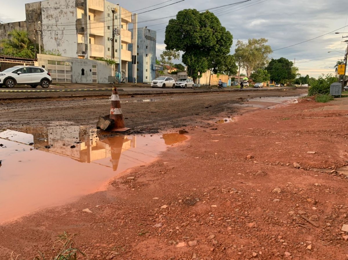 DESPERDÍCIO: Prefeitura recapeia rua, mas retira asfalto para construir ciclovia que já era do projeto