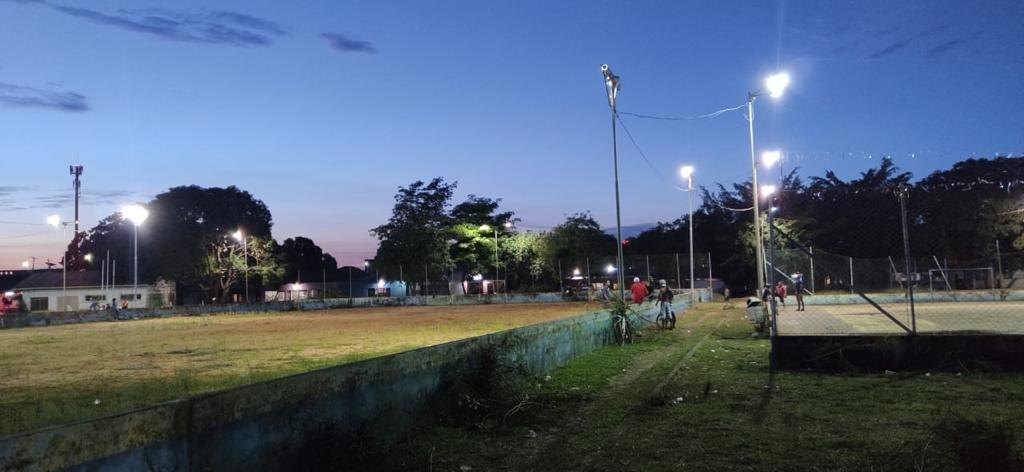 EDMILSON DOURADO: Emdur revitaliza iluminação em poliesportivo na zona sul após pedido do vereador