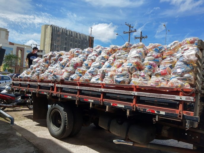 AÇÃO SOCIAL: Parceria entre Sistema Fecomércio/Sesc/Senac e FALM entrega cestas básicas 