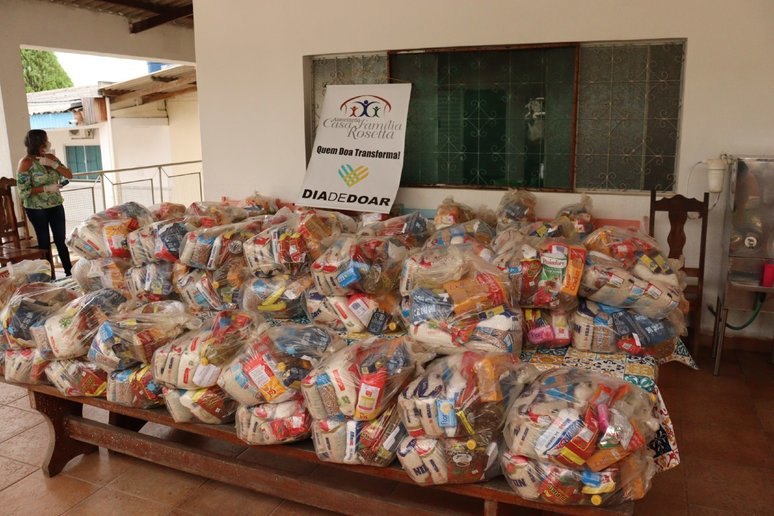 AÇÃO SOCIAL: Parceria entre Sistema Fecomércio/Sesc/Senac e FALM entrega cestas básicas 