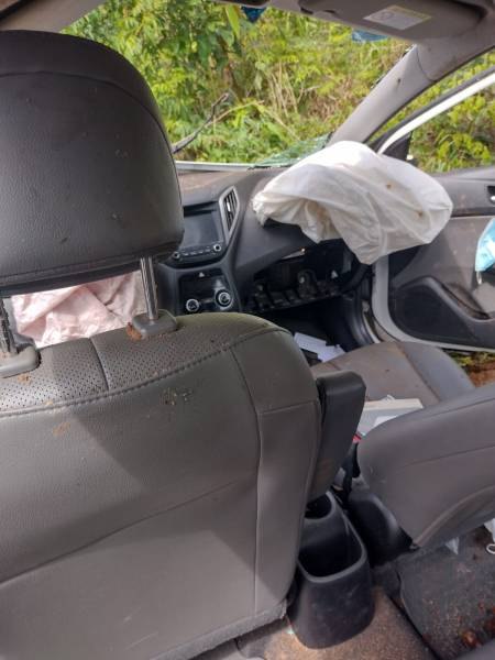 PERDEU O CONTROLE: Médica capota carro com duas crianças e babá em Rondônia