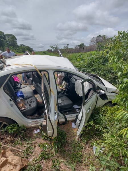 PERDEU O CONTROLE: Médica capota carro com duas crianças e babá em Rondônia