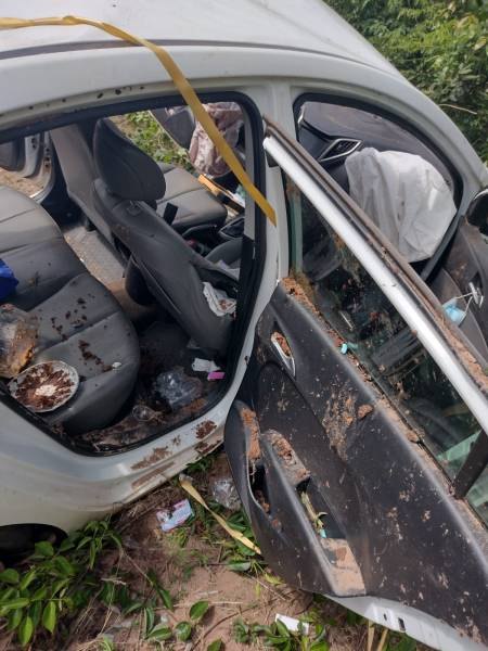 PERDEU O CONTROLE: Médica capota carro com duas crianças e babá em Rondônia
