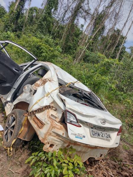 PERDEU O CONTROLE: Médica capota carro com duas crianças e babá em Rondônia
