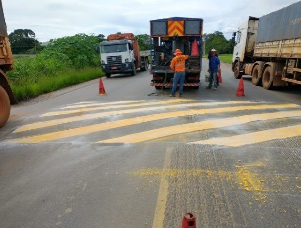 SINALIZAÇÃO: Atendendo solicitação de Anderson Pereira, DNIT realiza serviços na BR 364