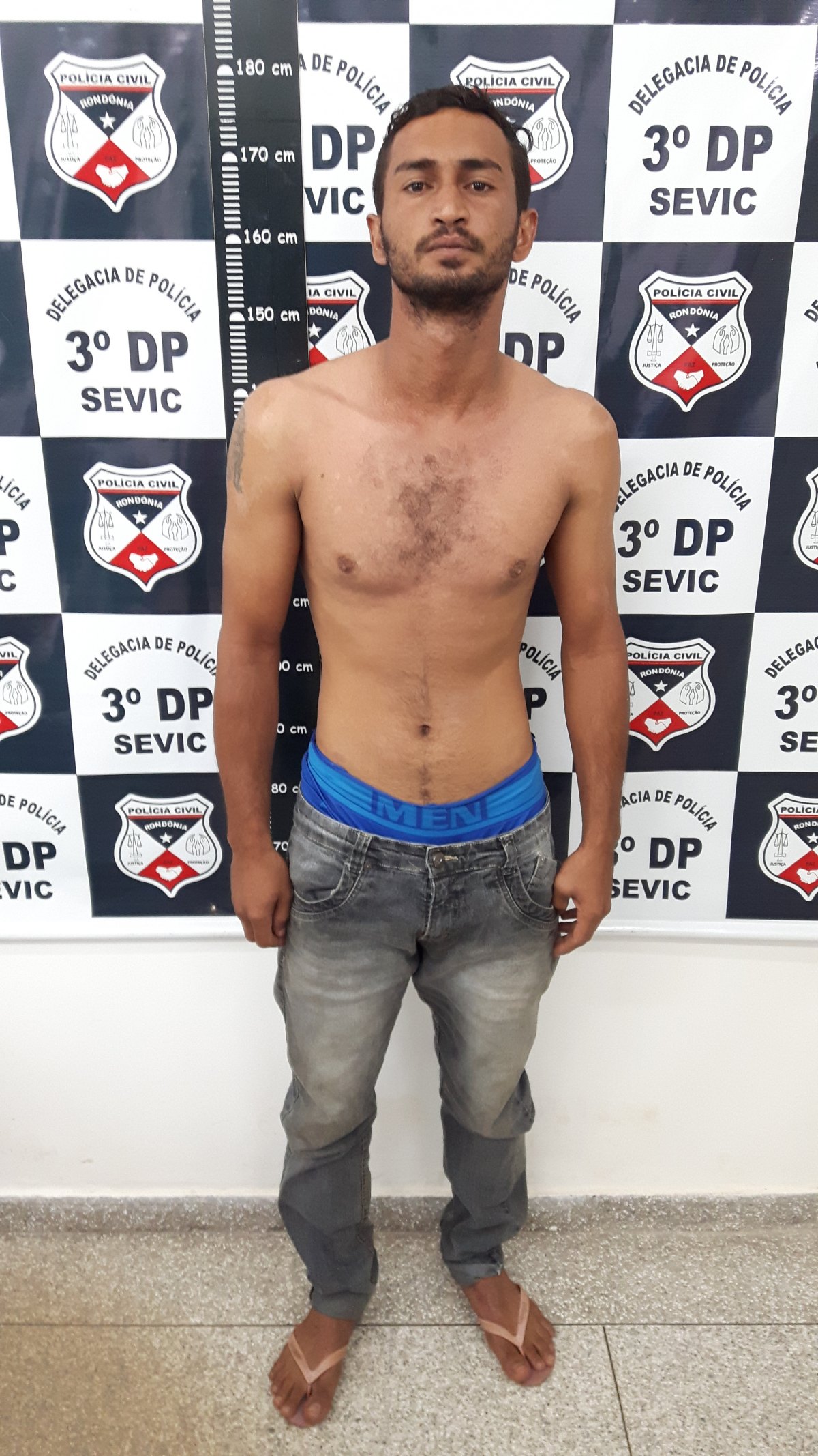 VIOLENTO: Foragido agride ex-namorada com tijoladas e facadas no Orgulho do Madeira