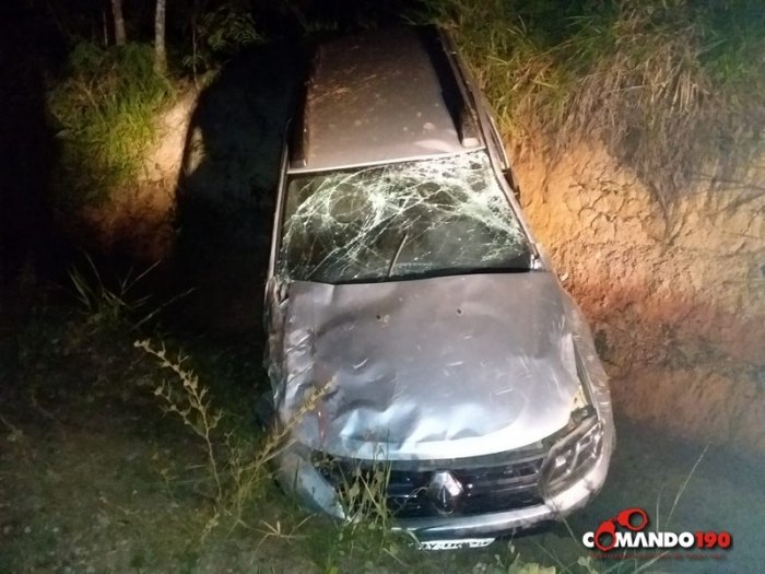 ACIDENTE: Veículo capota após motorista perder o controle da direção
