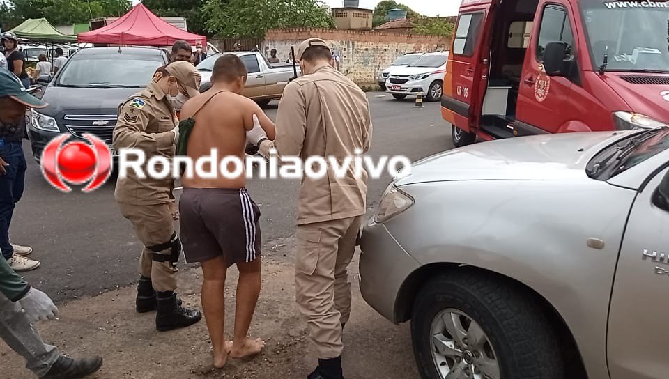 COLISÃO: Motociclista fica lesionado ao se chocar contra carro que fazia conversão