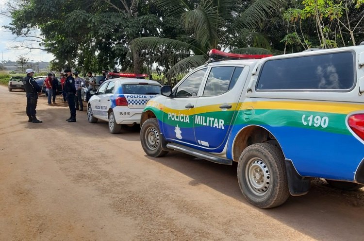 JARU: Produtores de leite fazem manifestação em frente a laticínio por falta de pagamento