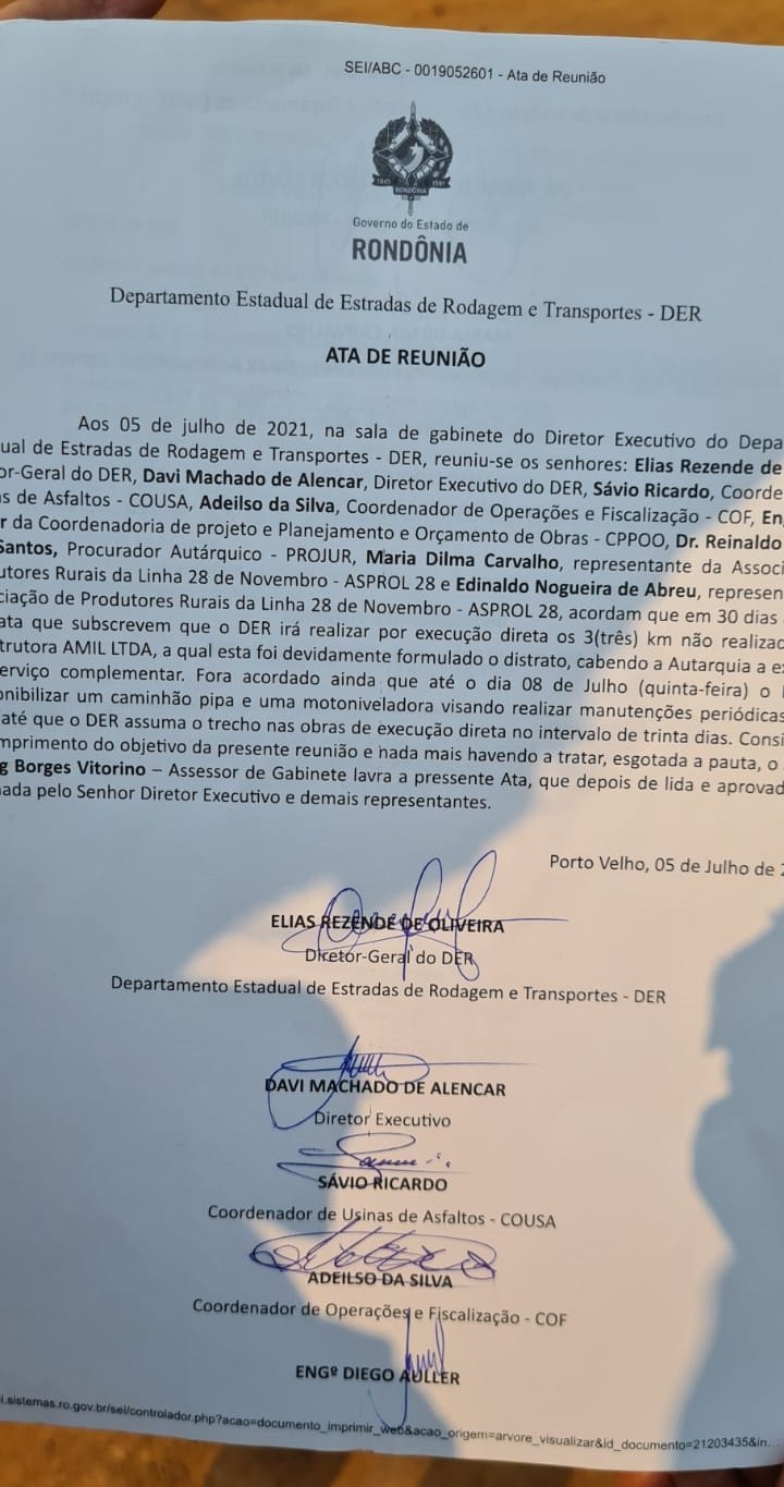 CONFUSÃO: Moradores revoltados fecham estrada da Penal e pedem asfaltamento