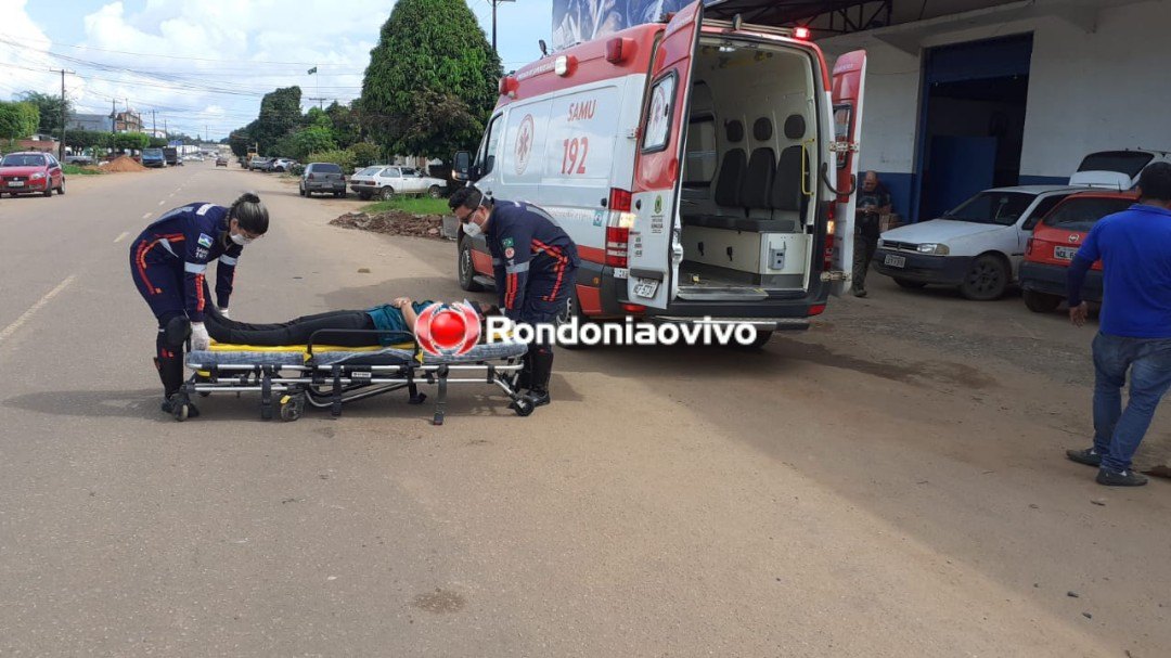 LESIONADA: Condutora de moto fica ferida após bater contra carro em cruzamento