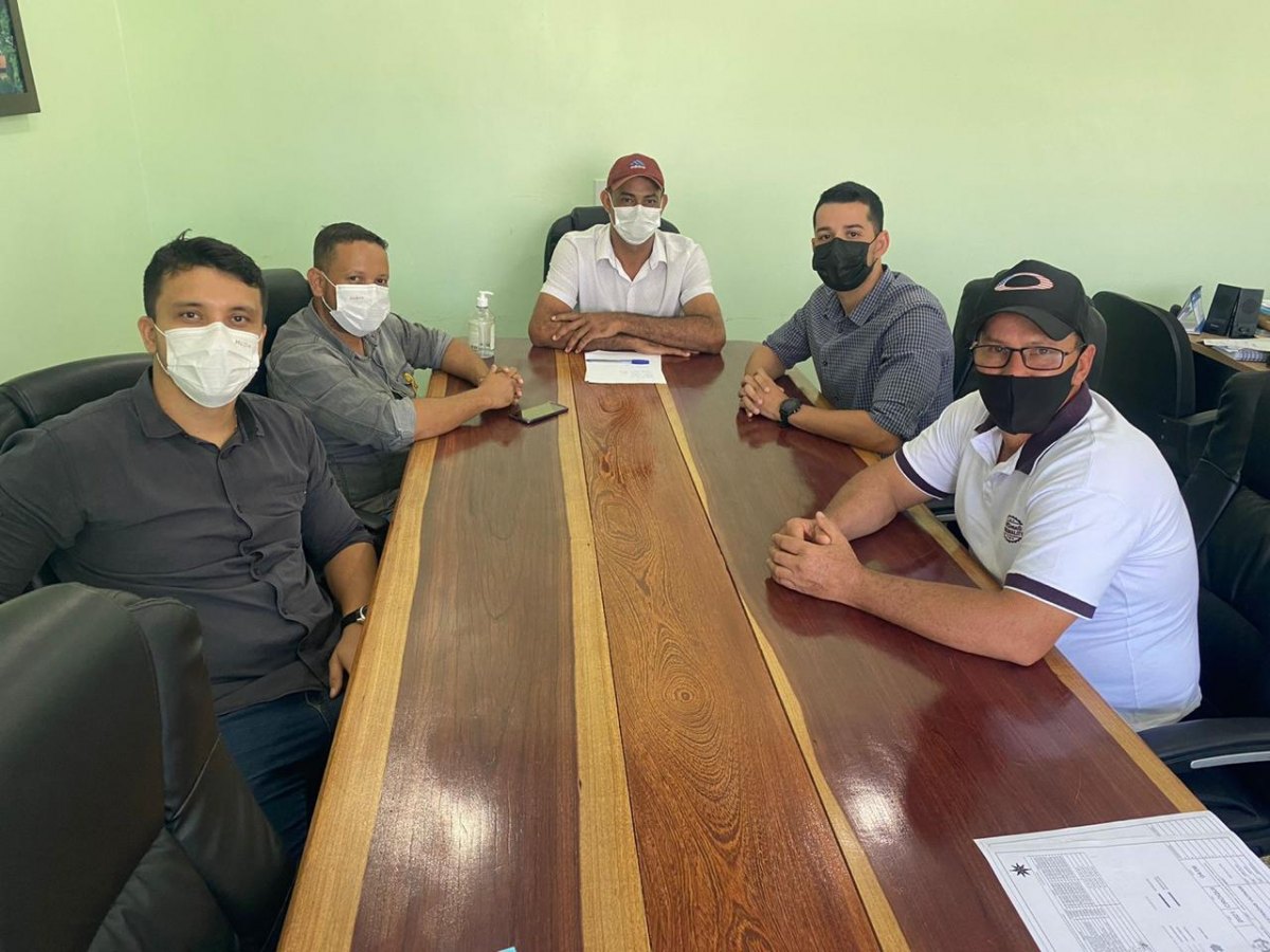 MELHORIAS: Representando deputada Cassia, equipe realiza visita a Theobroma 