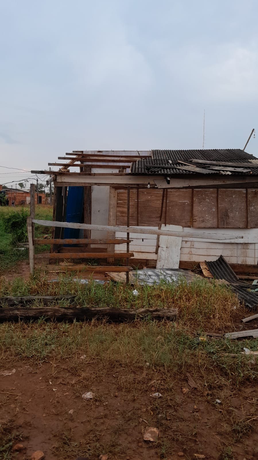 AJUDA: Casa é quase totalmente destruída após chuva desta terça (08)