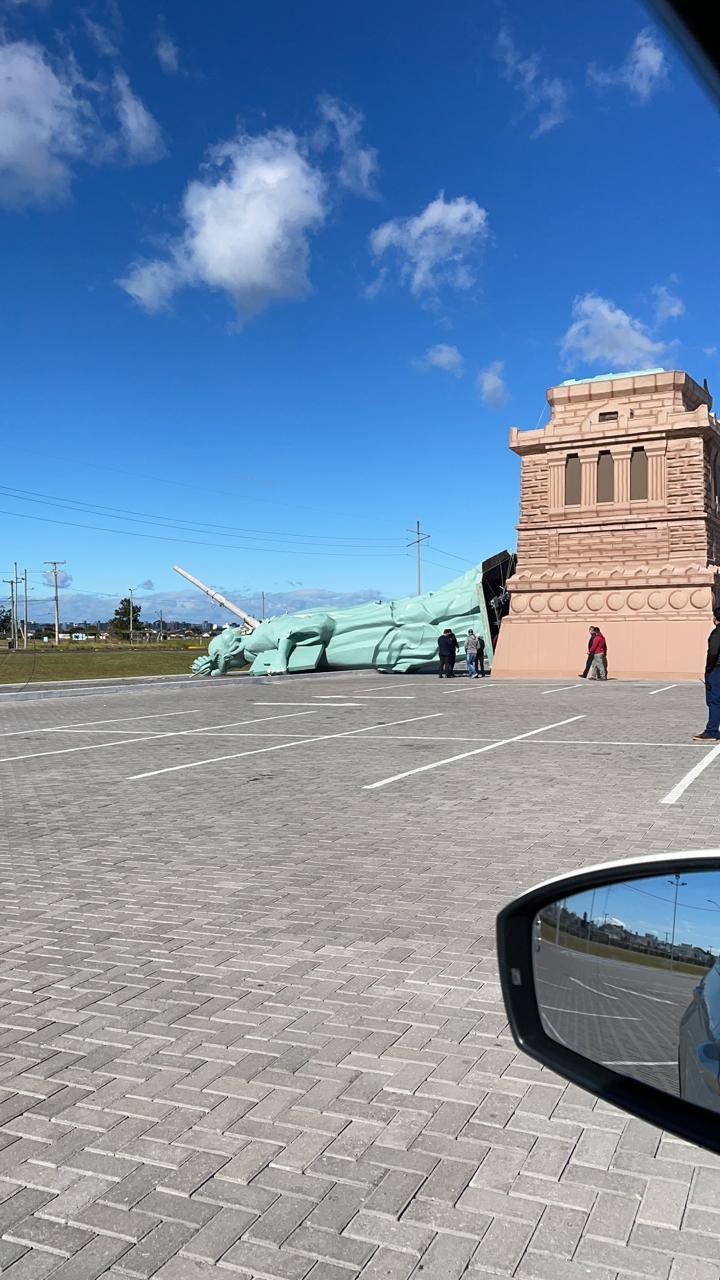 Forte ventania derruba Estátua da Havan; assista ao vídeo