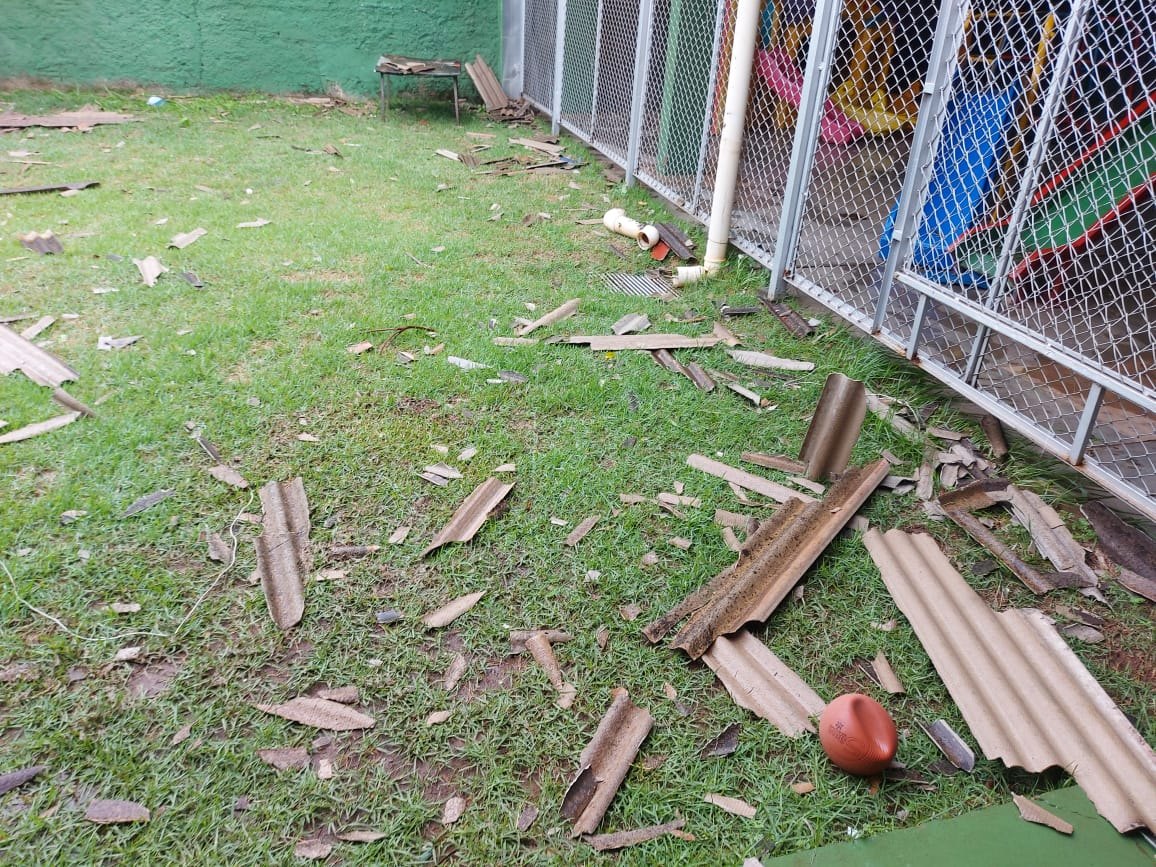 TRISTEZA: Temporal destrói telhado de escola infantil e donos pedem ajuda; VÍDEO