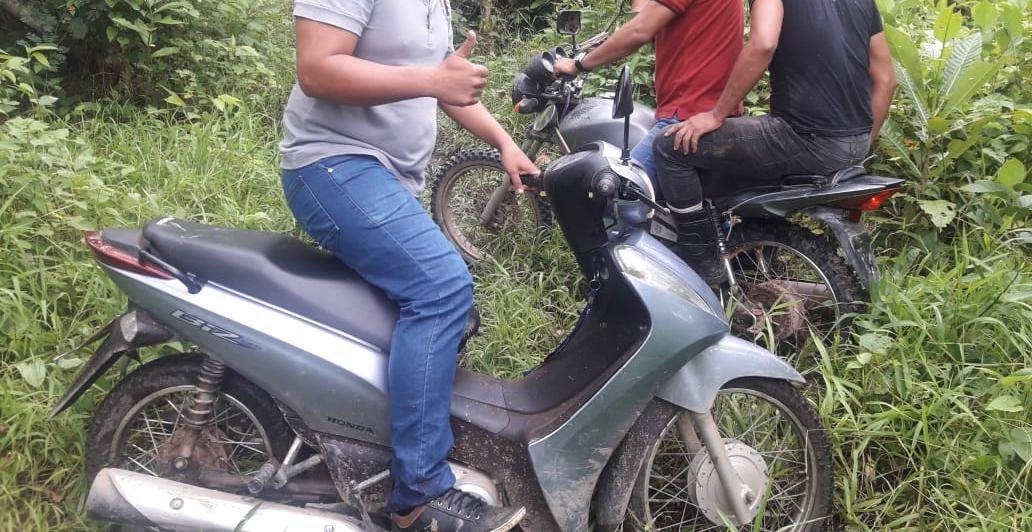 DENÚNCIA: Polícia Civil encontra três veículos roubados escondidos em mata