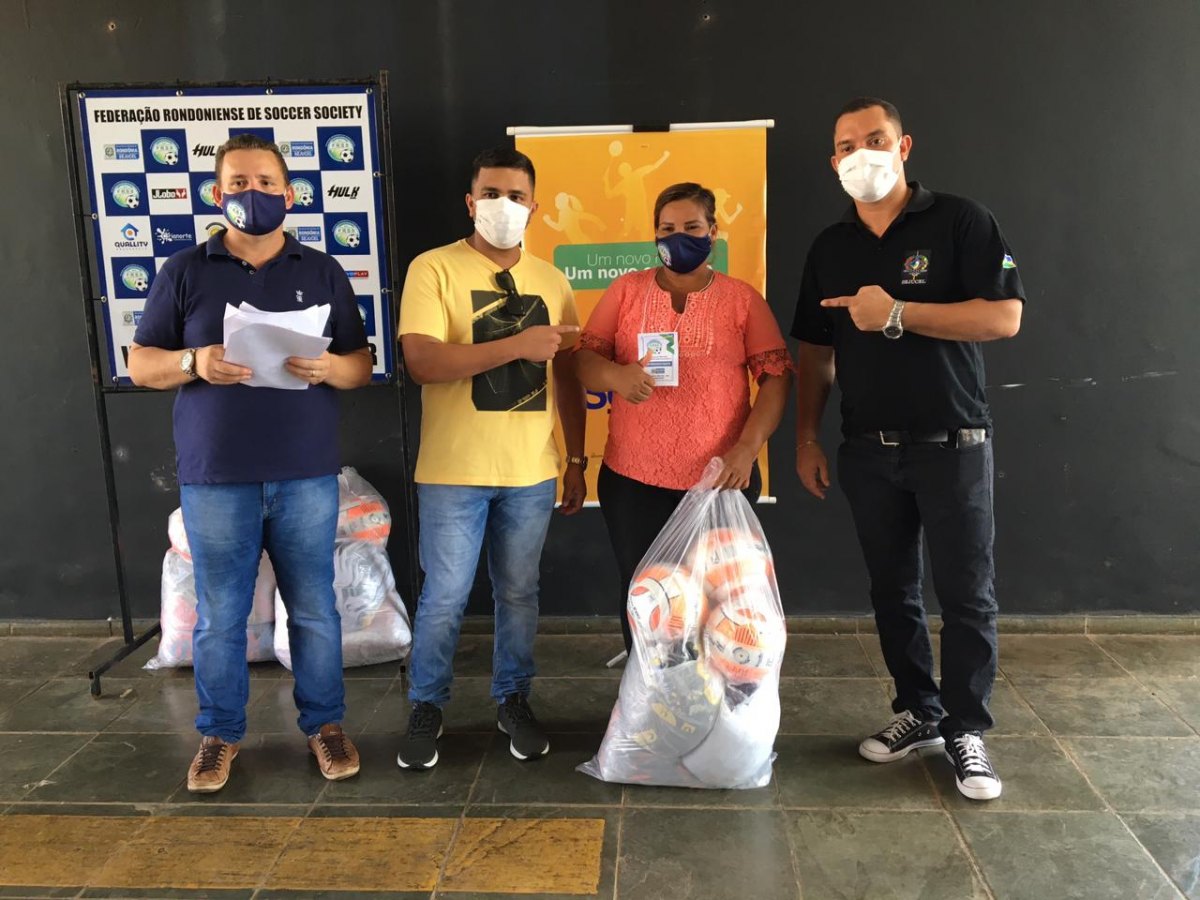 R$ 200 MIL: Quarenta escolinhas recebem material esportivo de emenda do deputado Jair Montes 