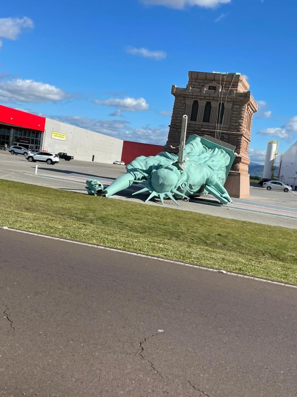 Forte ventania derruba Estátua da Havan; assista ao vídeo