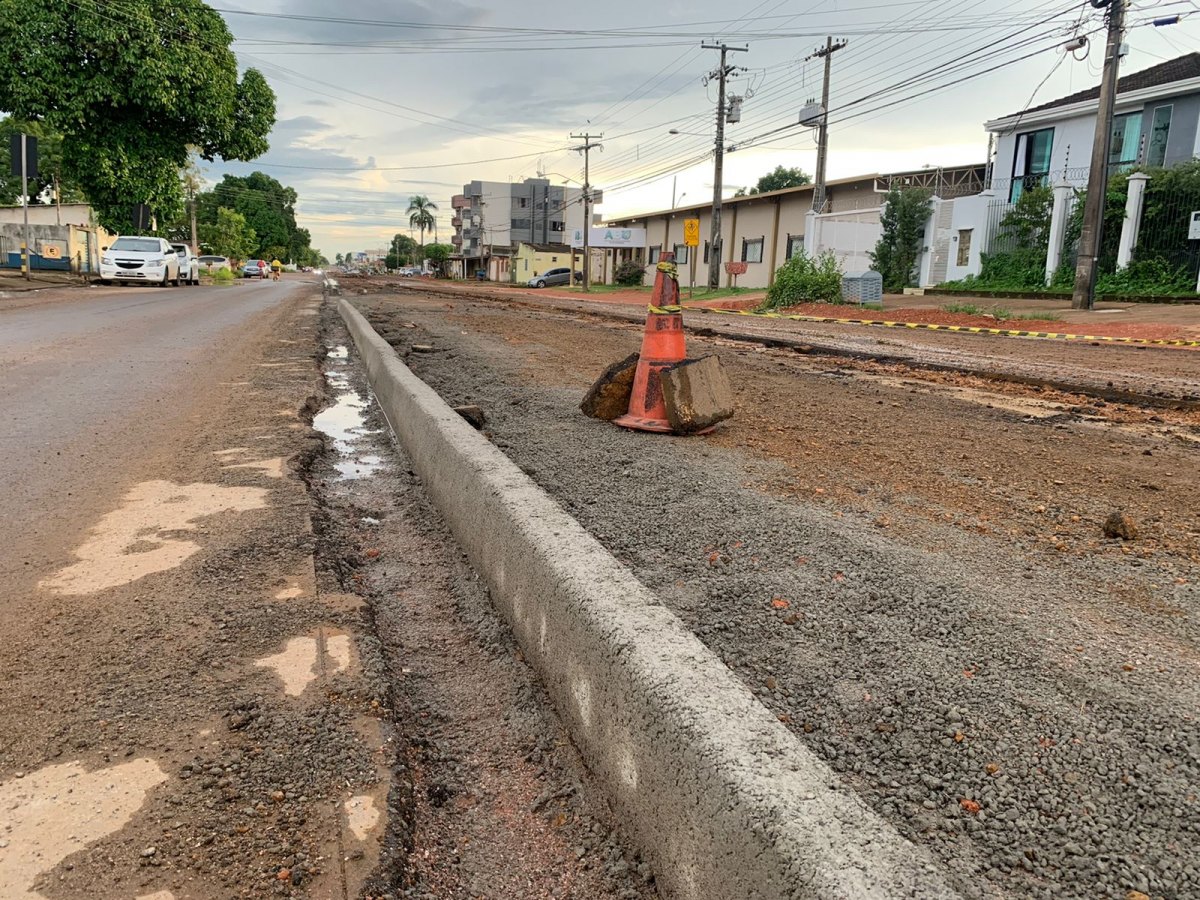 DESPERDÍCIO: Prefeitura recapeia rua, mas retira asfalto para construir ciclovia que já era do projeto