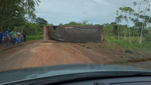 ACIDENTE: Composição de carreta tomba em rodovia que liga Corumbiara a Cerejeiras