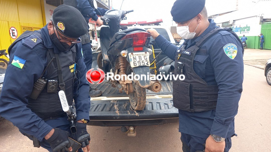 DENÚNCIA ANÔNIMA: Três são flagrados em boca de fumo com arma, droga e moto roubada