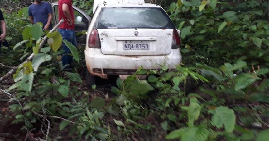 DENÚNCIA: Polícia Civil encontra três veículos roubados escondidos em mata