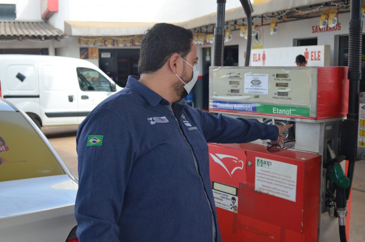 AÇÃO: Ipem fiscaliza postos de combustíveis e artigos alimentícios em RO
