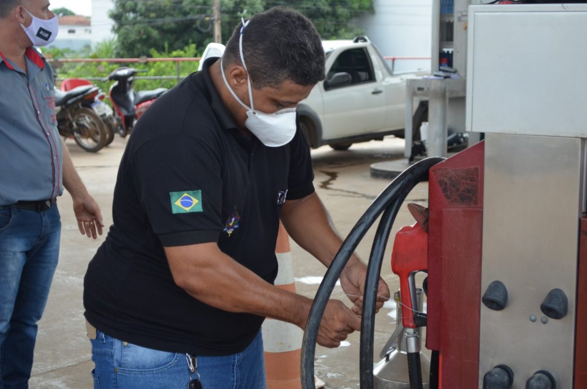 AÇÃO: Ipem fiscaliza postos de combustíveis e artigos alimentícios em RO