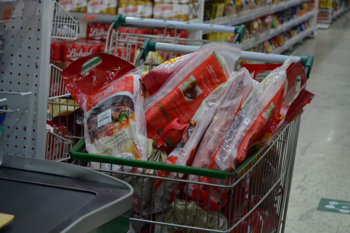 AÇÃO: Ipem fiscaliza postos de combustíveis e artigos alimentícios em RO