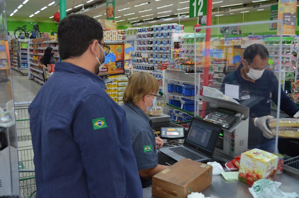 AÇÃO: Ipem fiscaliza postos de combustíveis e artigos alimentícios em RO
