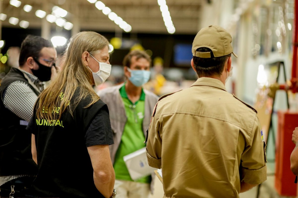 SEM CONSCIÊNCIA: 'Operação Alerta' encontra aglomerações em estabelecimentos comerciais e igrejas
