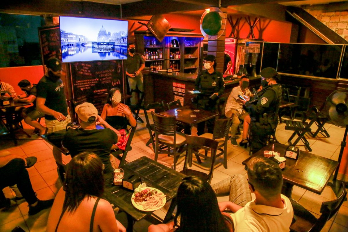 SEM CONSCIÊNCIA: 'Operação Alerta' encontra aglomerações em estabelecimentos comerciais e igrejas