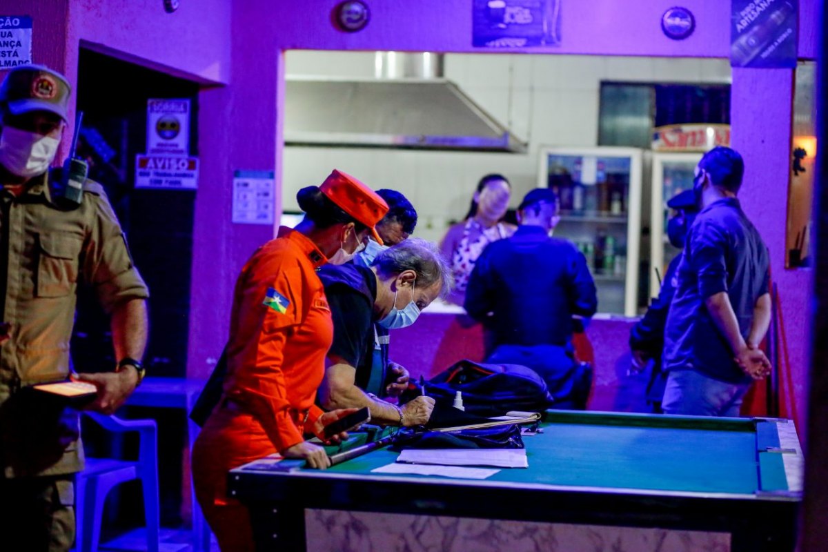 SEM CONSCIÊNCIA: 'Operação Alerta' encontra aglomerações em estabelecimentos comerciais e igrejas