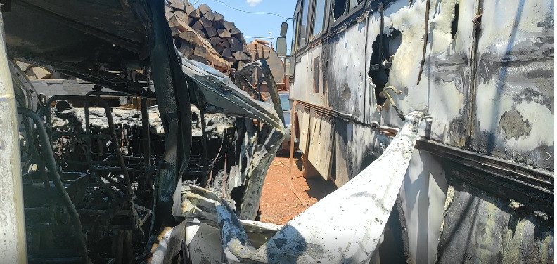 ESPIGÃO D'OESTE: Bombeiros controlam incêndio em garagem de prefeitura