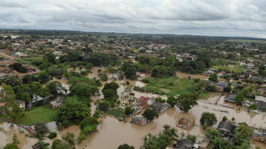 FORTES CHUVAS: Enchente atinge 200 casas e deixa famílias desabrigadas em Rolim de Moura