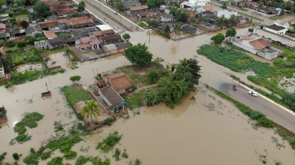 FORTES CHUVAS: Enchente atinge 200 casas e deixa famílias desabrigadas em Rolim de Moura