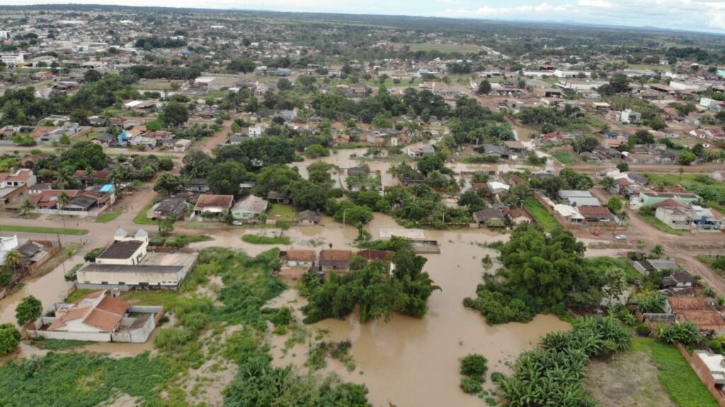 FORTES CHUVAS: Enchente atinge 200 casas e deixa famílias desabrigadas em Rolim de Moura
