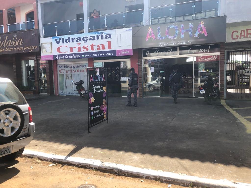 JARU: Polícia realiza fechamento do comércio local, conforme decreto estadual