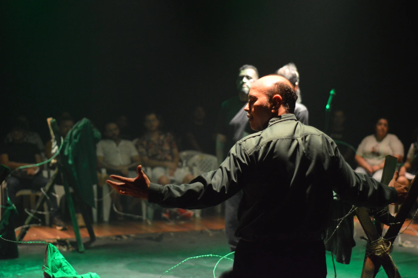 ESPETÁCULO TEATRAL: Naurú, o poeta das guerras, da arte e da vida