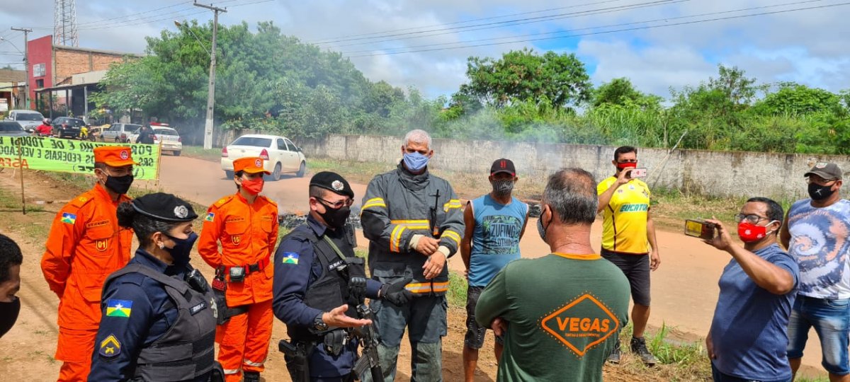 PROTESTO: Comunidade fecha avenida Calama com pneus incendiados e exige asfalto 
