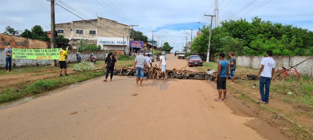 PROTESTO: Comunidade fecha avenida Calama com pneus incendiados e exige asfalto 
