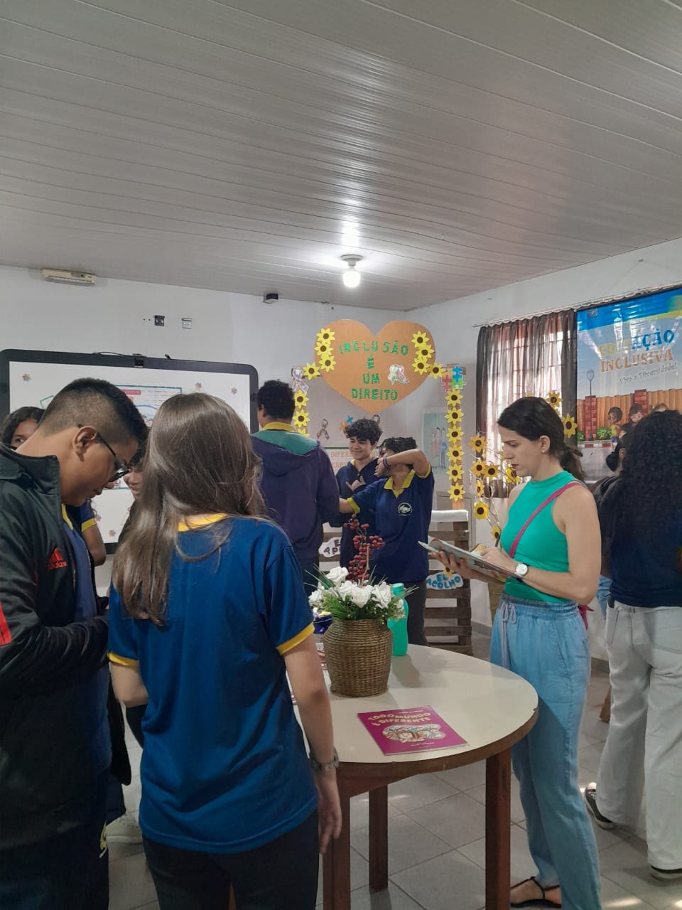 Exposição de artes marca Semana da Diversidade e Inclusão na Escola Eduardo Lima e Silva