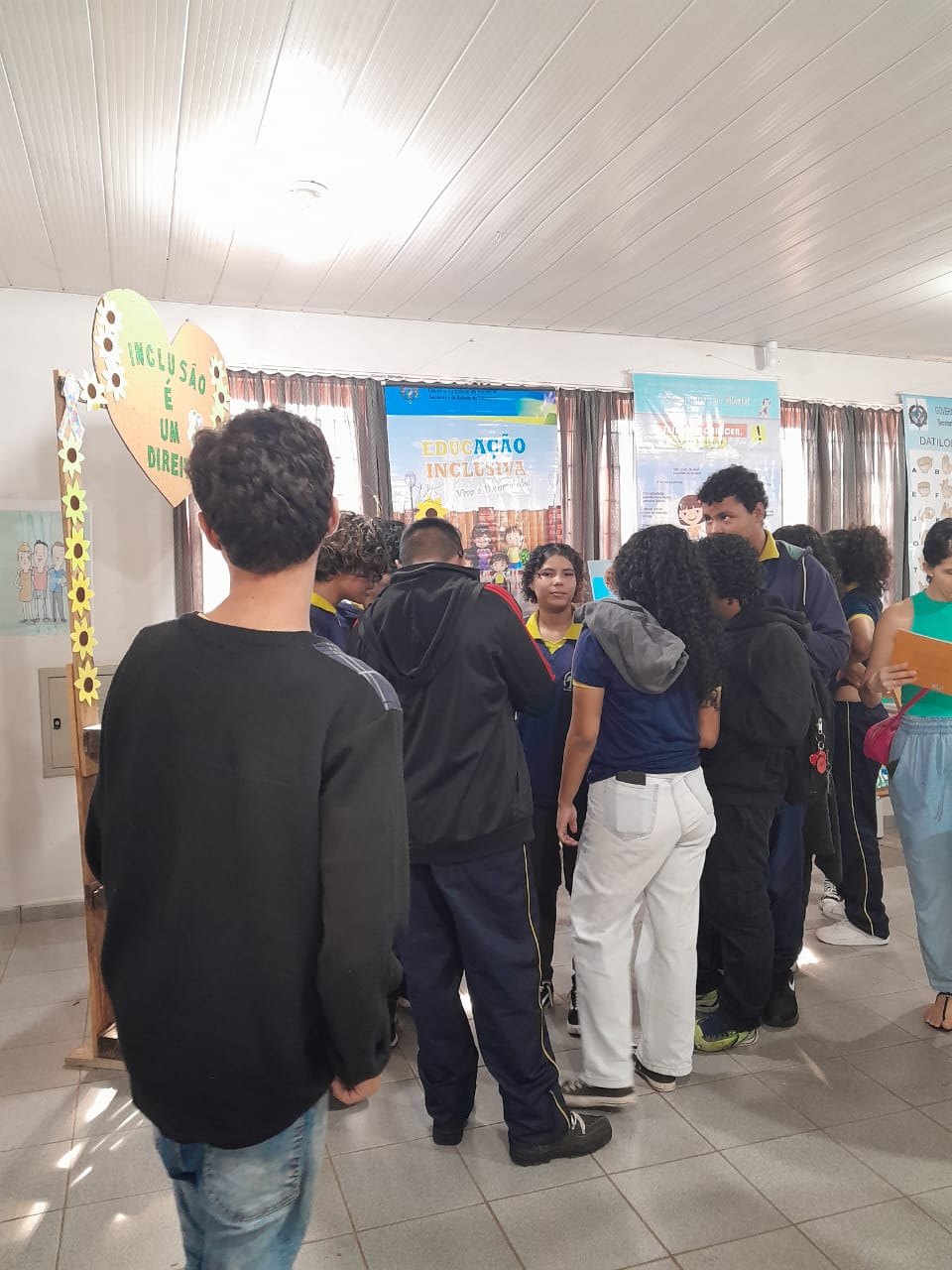 Exposição de artes marca Semana da Diversidade e Inclusão na Escola Eduardo Lima e Silva