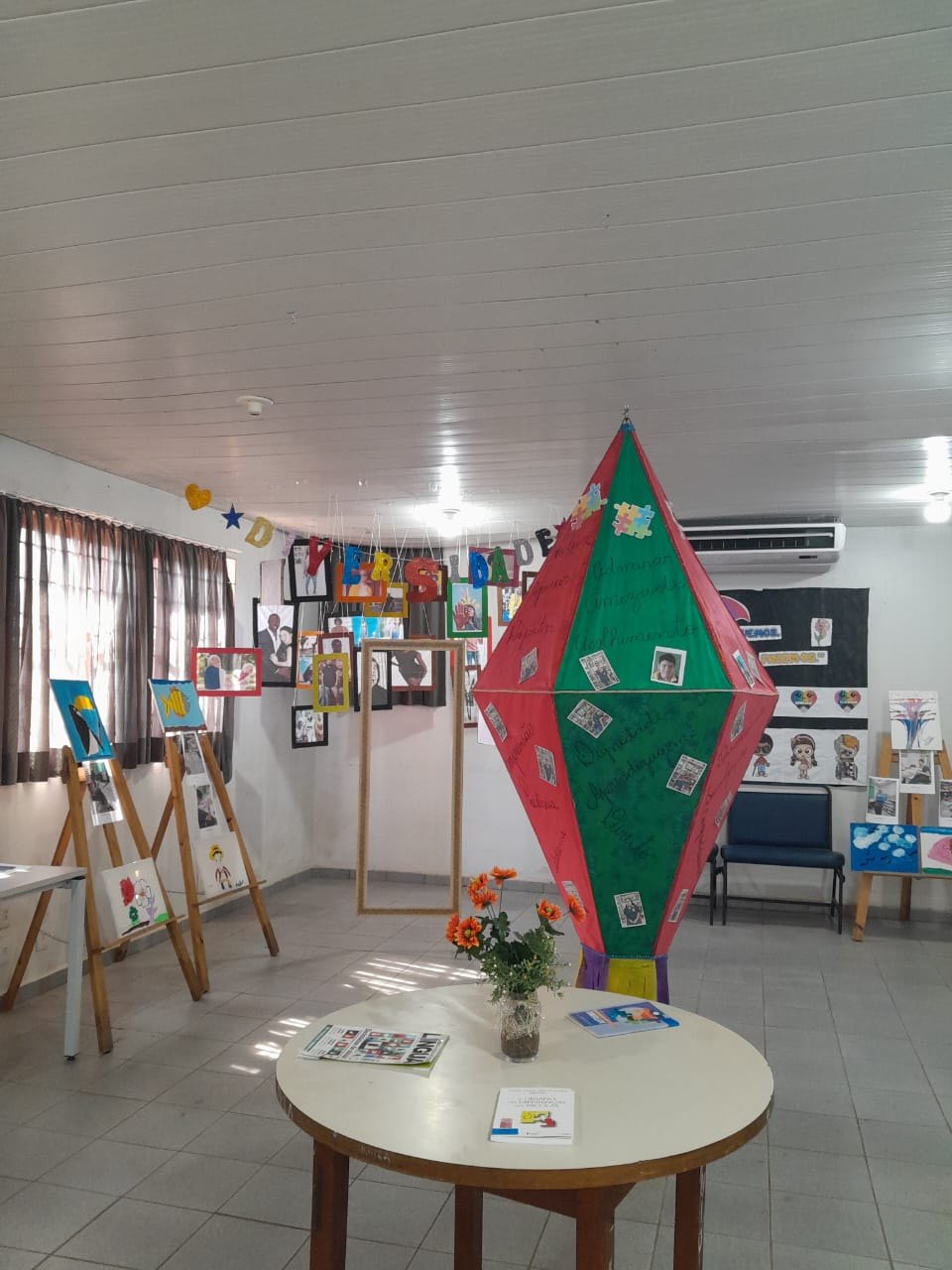 Exposição de artes marca Semana da Diversidade e Inclusão na Escola Eduardo Lima e Silva