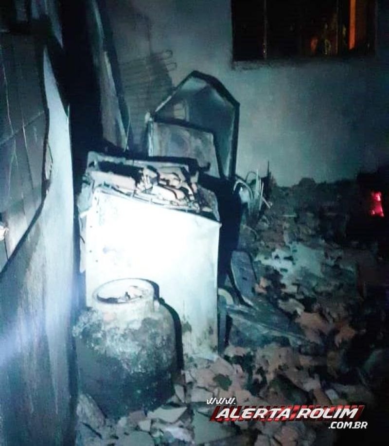 DANOS: Incêndio causa prejuízos e destrói residência na zona rural