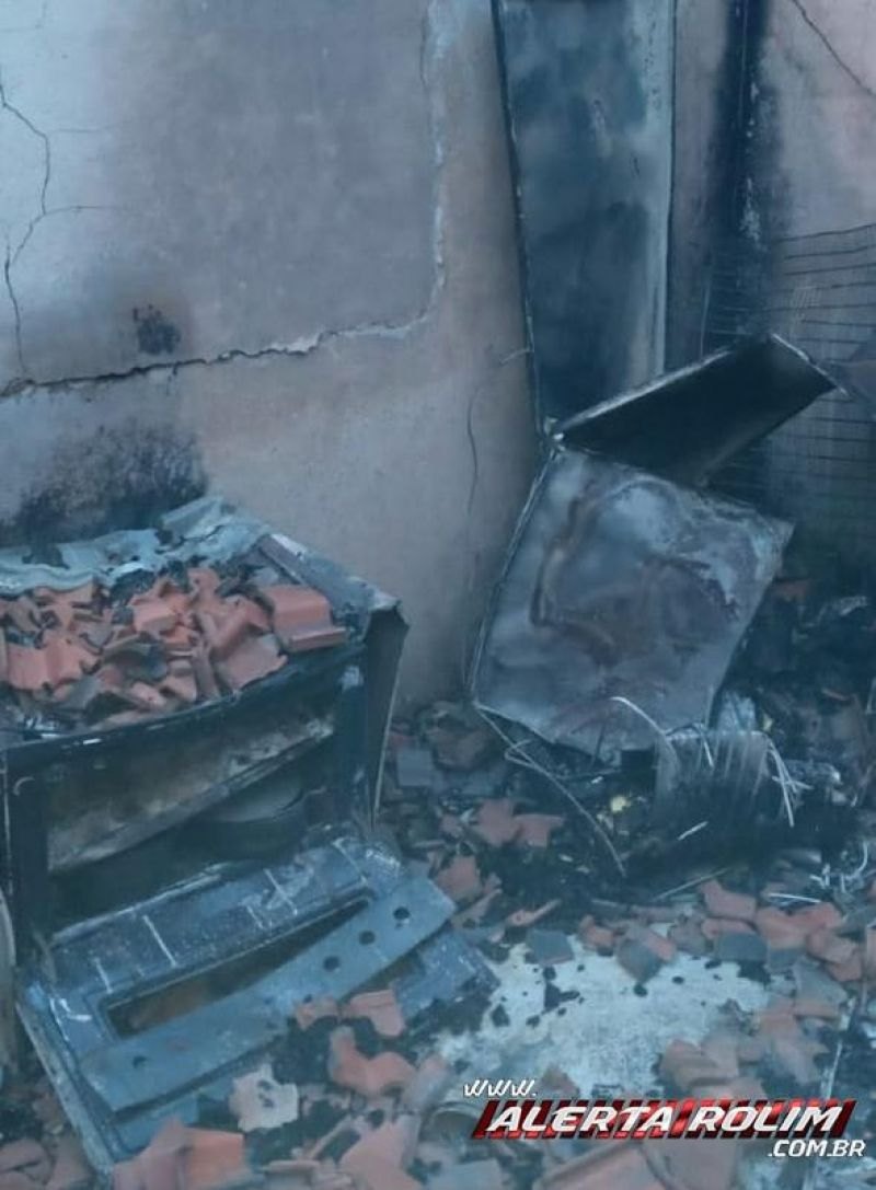DANOS: Incêndio causa prejuízos e destrói residência na zona rural