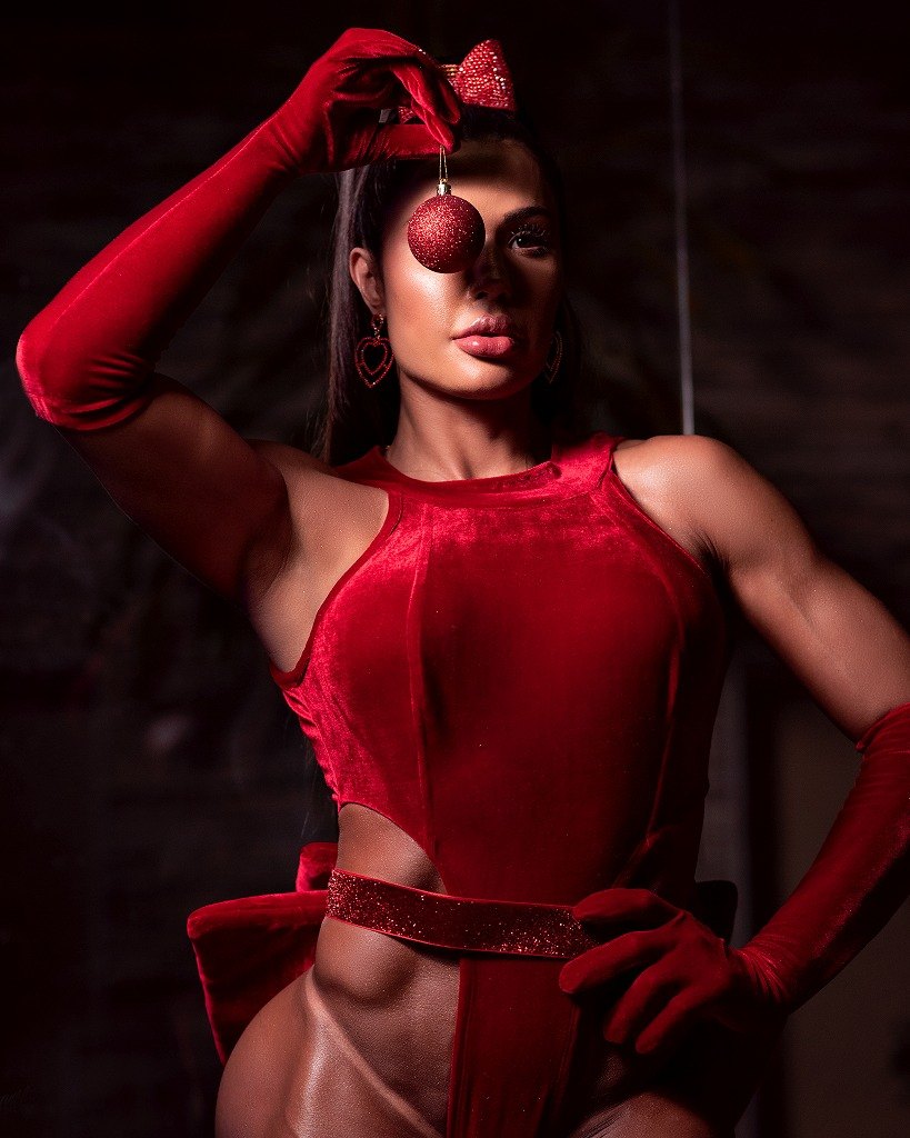 Gracyanne Barbosa se veste de Mamãe Noel em ensaio sexy