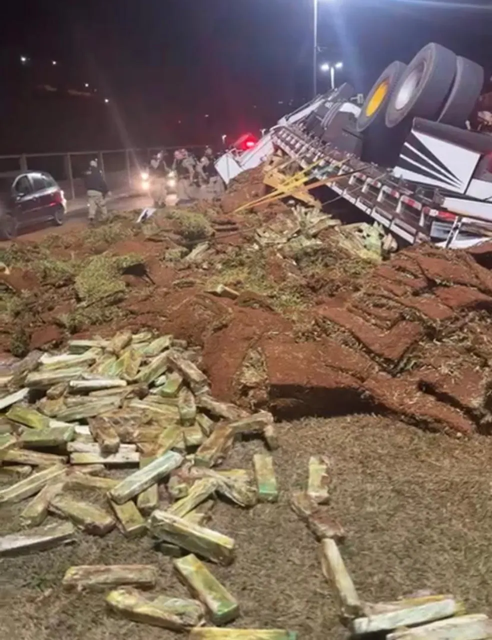 MINAS GERAIS: Caminhão com tonelada de maconha tomba em frente ao Batalhão da PM