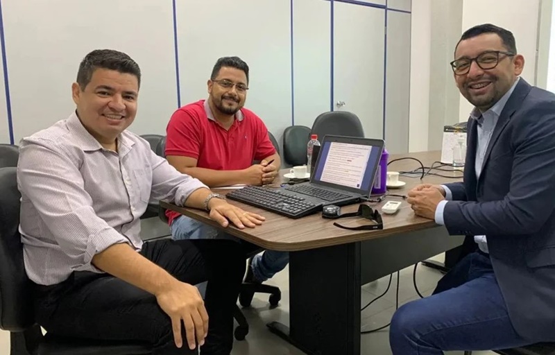 EXTREMA: Ver. Gilber Mercês tem reunião na SEMUR para tratar de regularização