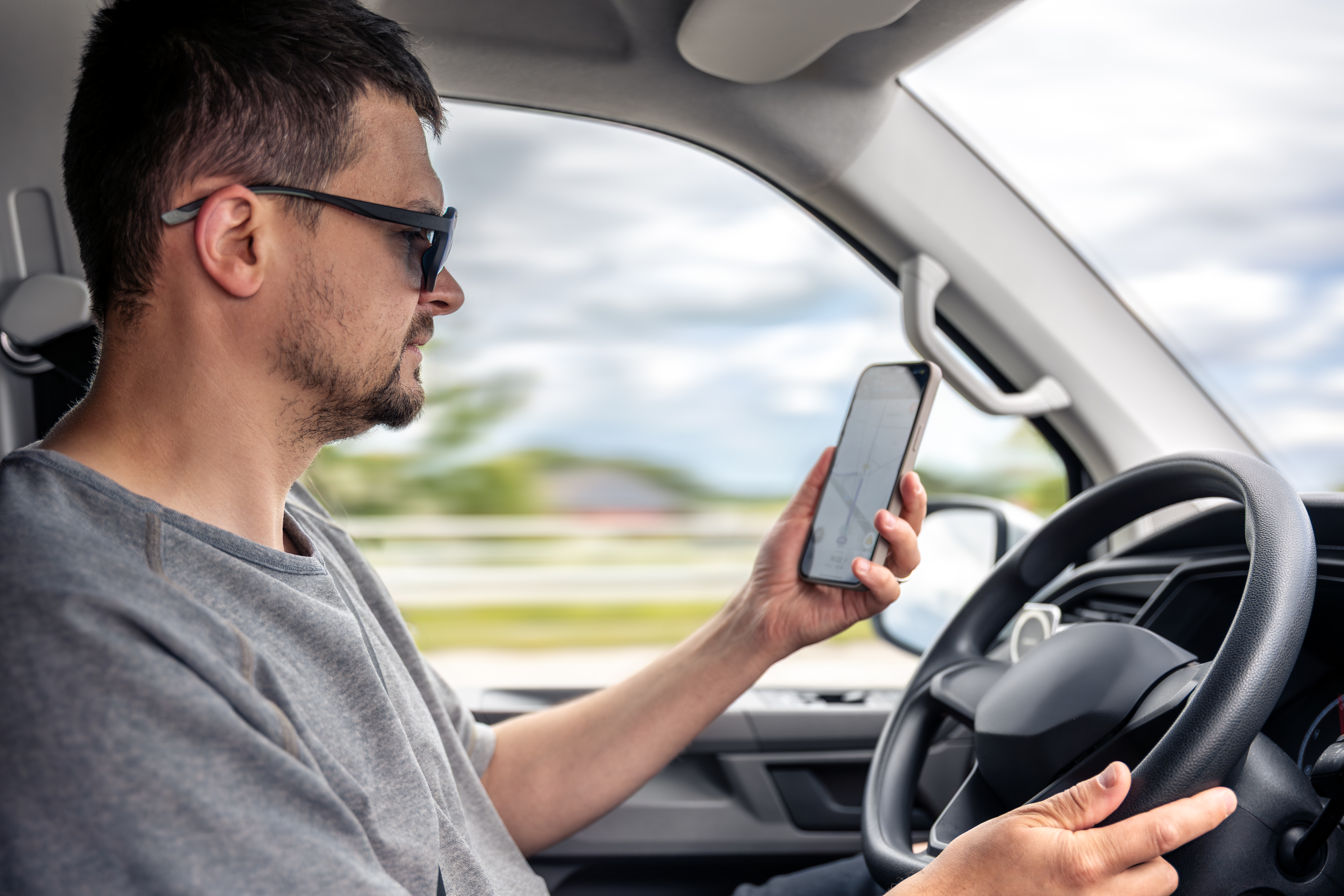 RIGOR NO TRÂNSITO: Uso de celular ao volante será equiparado a dirigir embriagado 
